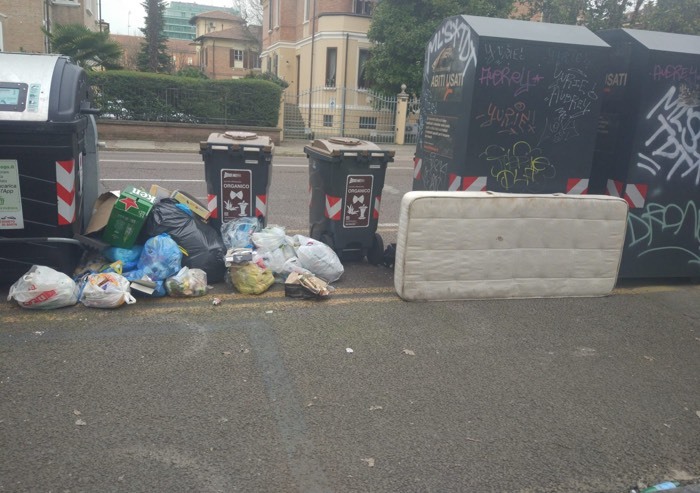 Modena, rifiuti in strada: la situazione in viale Barozzi