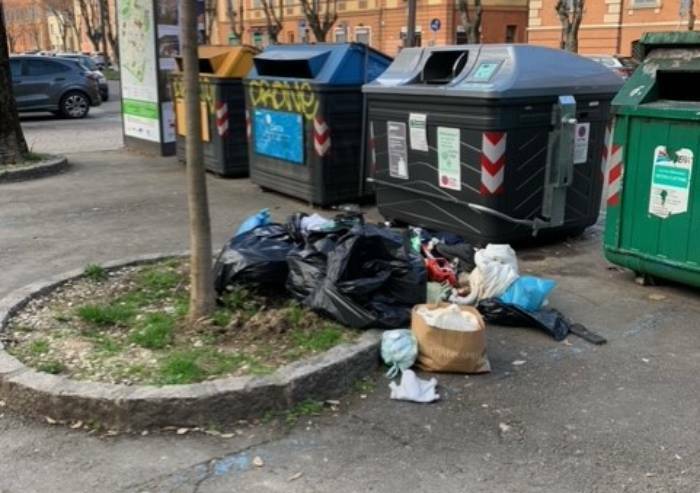 Rifiuti ovunque, si moltiplicano le segnalazioni a Modena
