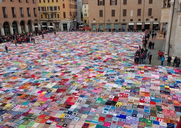 Stop violenza sulle donne: 4mila coperte in piazza Grande a Modena