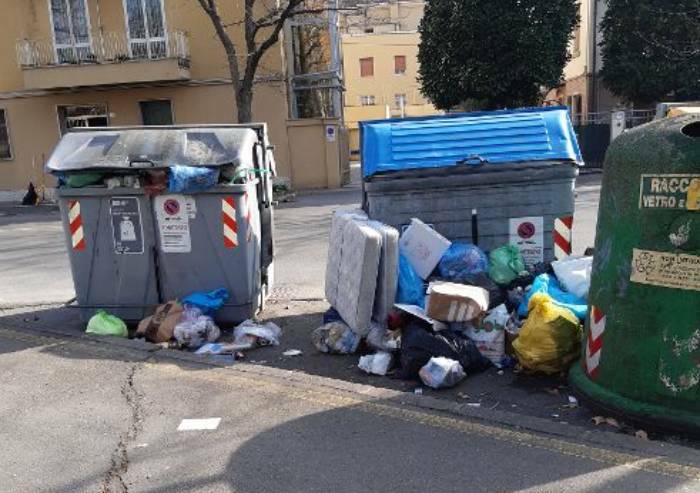 Modena, rifiuti in strada: degrado senza fine