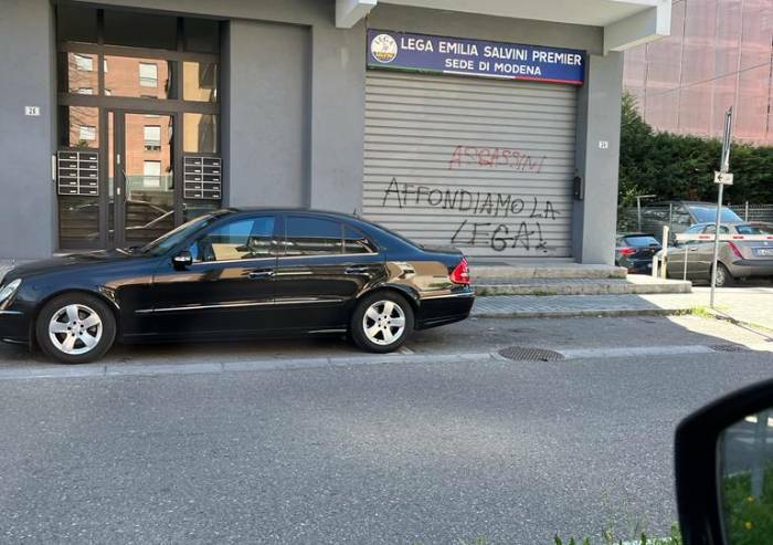 Modena, vandalizzata la sede della Lega