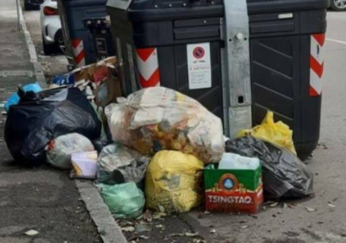 Differenziata Modena, sacchetti che si sfaldano e bidoni rotti