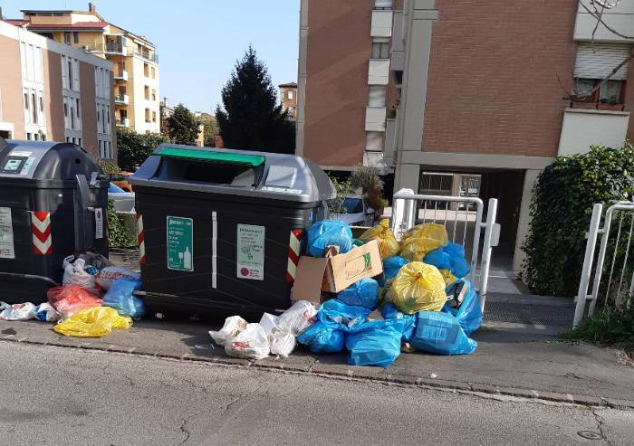 Modena invasa dall'immondizia: la triste galleria fotografica di oggi