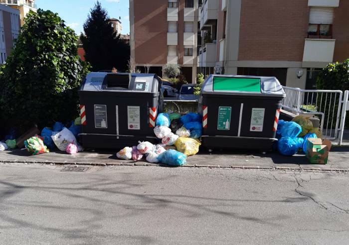 Cassonetti con tessera in tilt