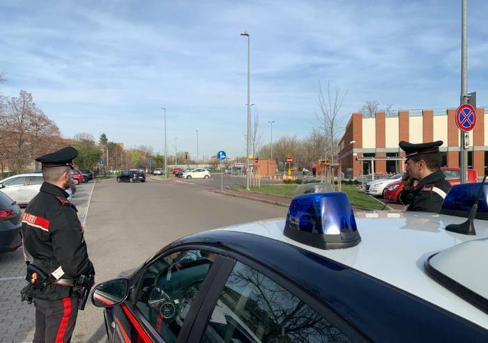 Maltratta e minaccia la mamma con coltello: arrestato 44enne