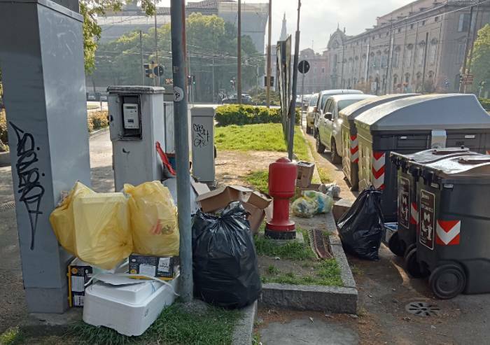 Modena, rifiuti ammassati in centro: ecco i colori della primavera