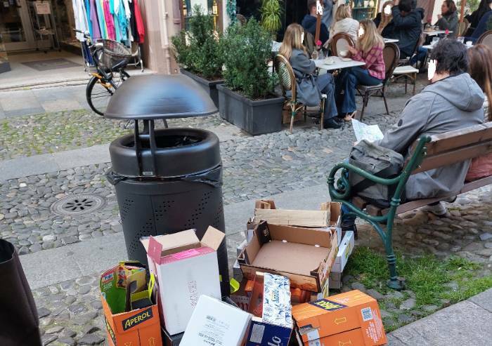 Modena, rifiuti ovunque: anche accanto ai tavolini della colazione