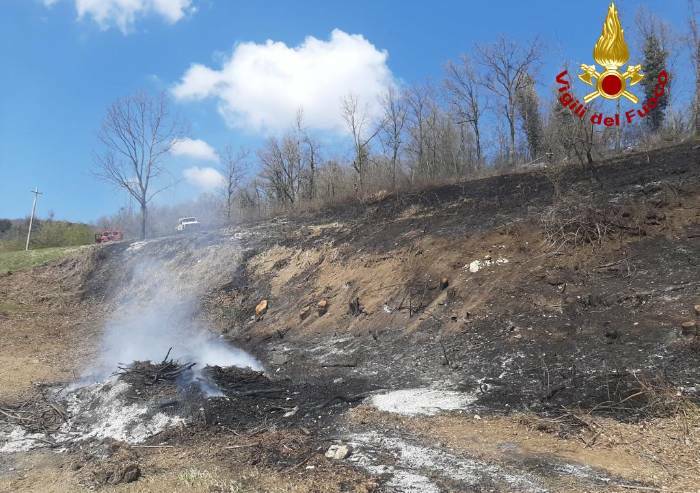 Lama Mocogno, vasto incendio di sterpaglie