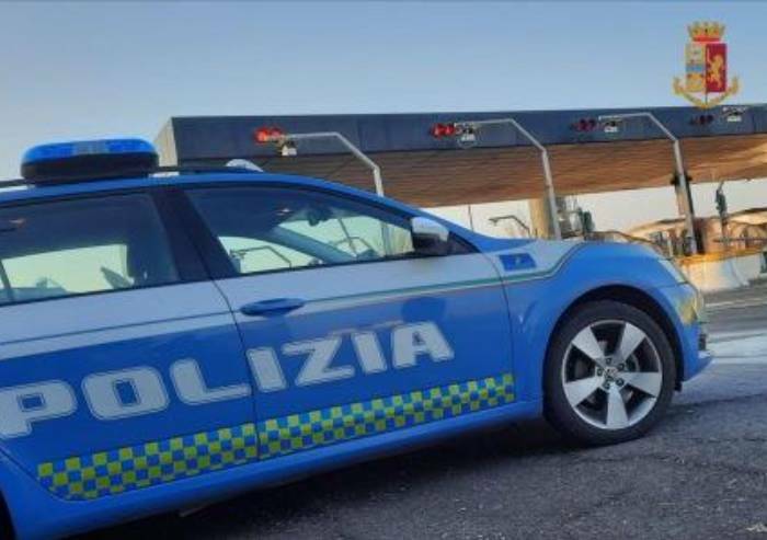 Vuole gettarsi da cavalcavia: autostrada chiusa. Polizia lo salva