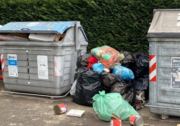 Modena sommersa dai rifiuti: un altro lunedì di passione