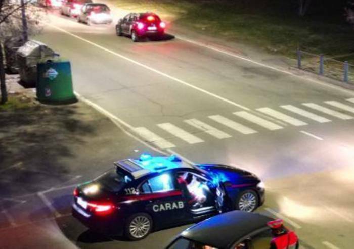 Fermato per un controllo, tira pugni ai carabinieri, arrestato