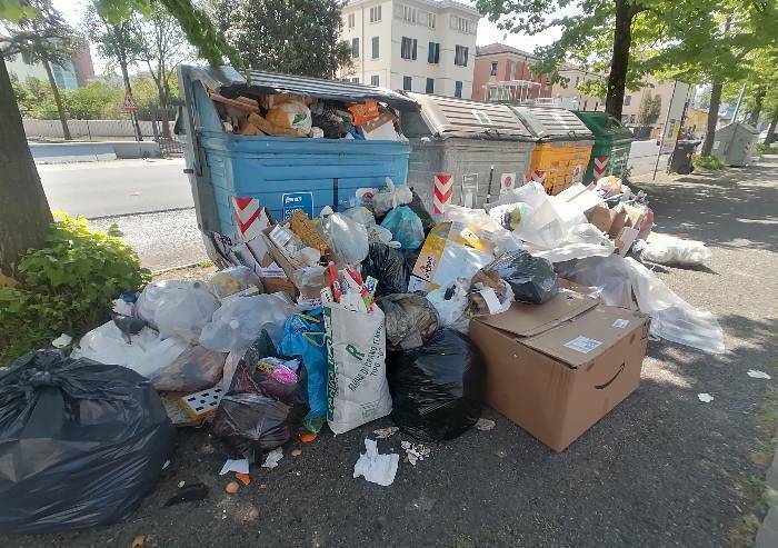 Caos rifiuti, specchio del cortocircuito della società dei consumi