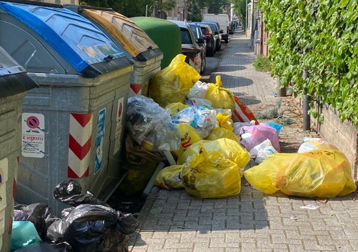 Marciapiedi invasi dalla immondizia: questa oggi è Modena