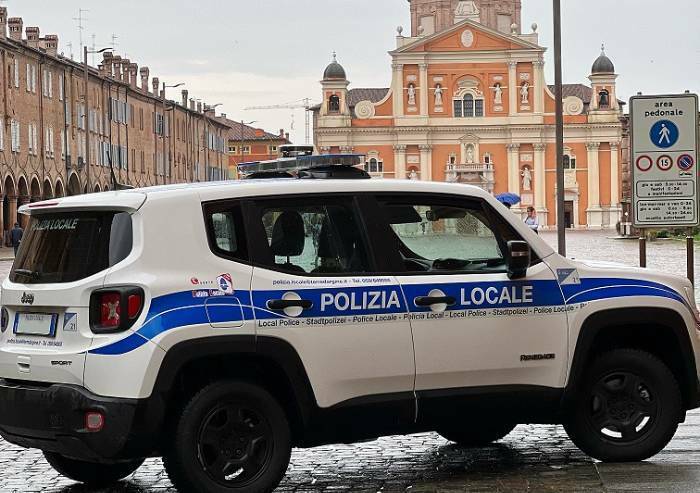 Carpi, fermata in auto dalla Polizia Locale: denuncia e multa da 16.000 euro