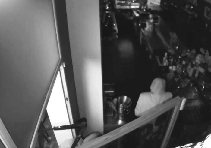 Modena, ladri all'alba al bar di via Moreali ripresi dalle telecamere
