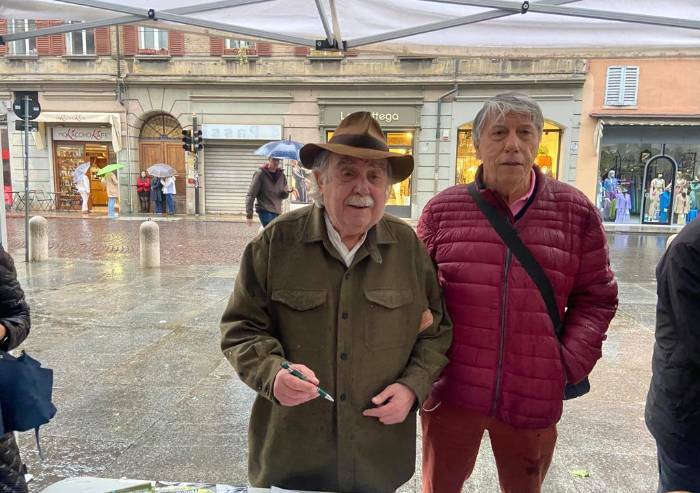 Modena, referendum contro invio armi in Ucraina: ha firmato anche l'artista Della Casa