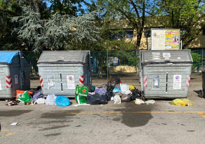 Modena, rifiuti abbandonati: degrado davanti alle Elementari Gramsci