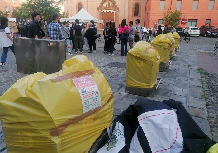 Emergenza rifiuti a Modena, Hera ammette in un volantino: ‘Abbiamo un problema’