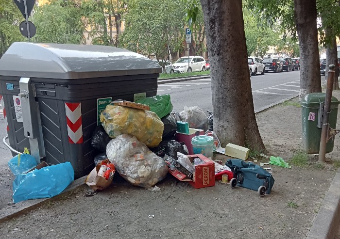 Degrado Modena, zona stazione: il sole bacia i rifiuti