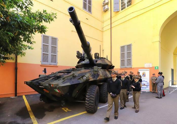 Il M5S: 'Carri armati in mostra a Modena, questo il concetto di Pace?'