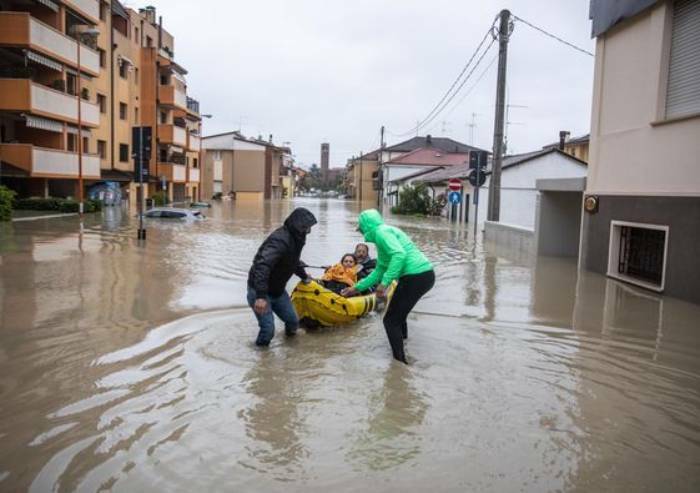 Salgono a 10.000 gli evacuati: attivo il numero verde per aiuti e informazioni