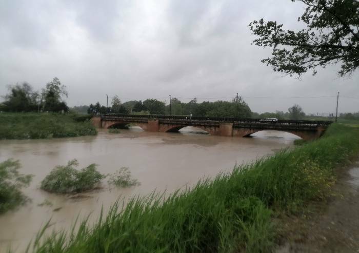 Maltempo: continua il monitoraggio notturno, livelli in crescita, si teme per argini saturi