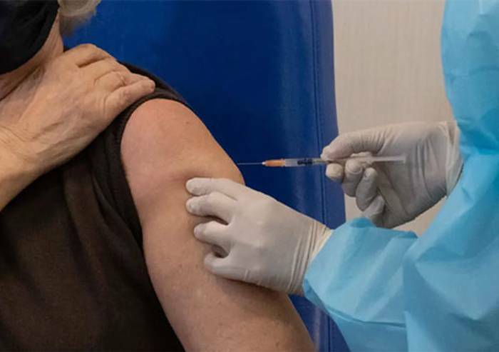 Scende fiducia nei vaccini, solo il 72% li ritiene efficaci e sicuri