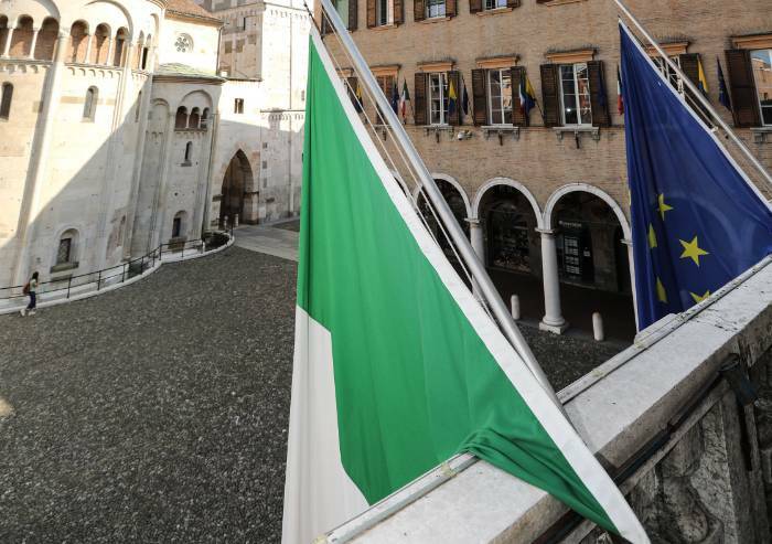 Lutto nazionale per le vittime dell'alluvione; bandiere a mezz'asta