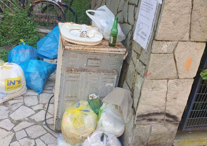 Degrado rifiuti a Modena, la situazione in via Archirola