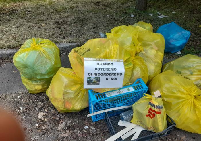 Vergogna rifiuti a Modena, messaggi al Pd: 'Al voto ci ricorderemo'