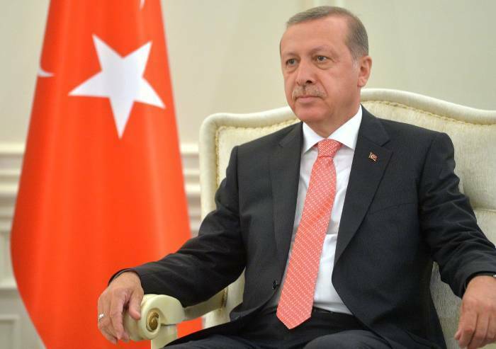 Erdogan vince ancora in Turchia, in Spagna Sanchez si dimette