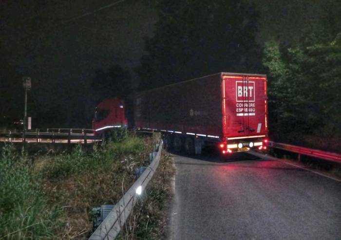 Modena, tir bloccato in via Gherbella: multato 35enne della Guinea