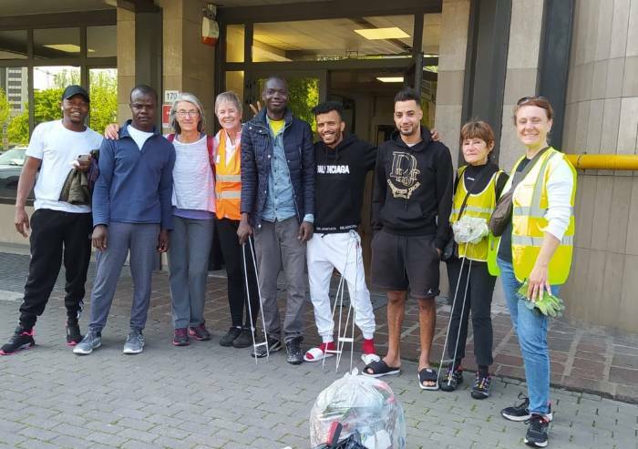 Modena, volontari e migranti puliscono aree verdi in via Costellazioni