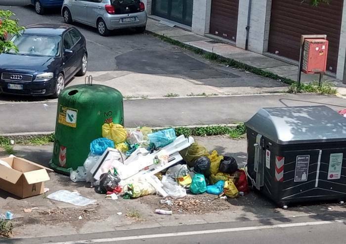 'Modena, anche le isole ecologiche collassano stracolme di rifiuti'