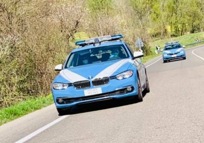 Rompe finestrino e ruba su un'auto in sosta: bloccato straniero 25enne