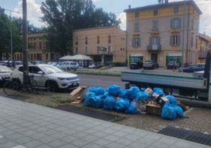 Via Giardini, sacchi differenziata ancora accatastati a tarda mattinata
