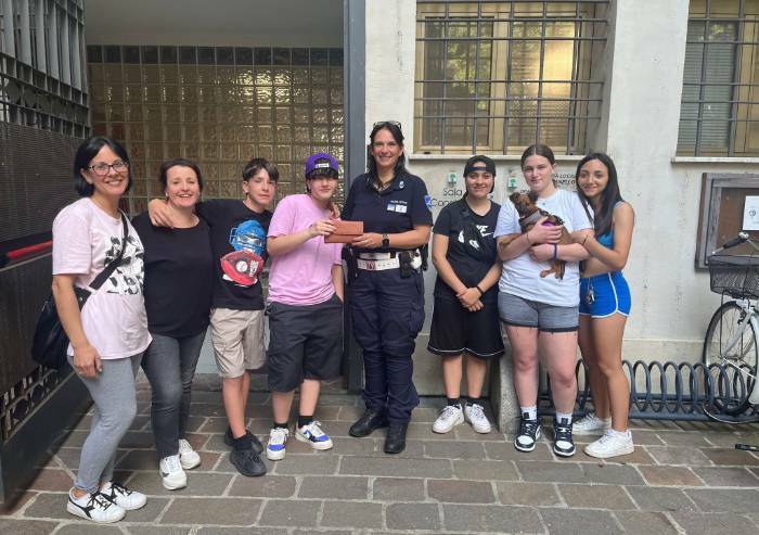 Dodicenni trovano portafogli e lo restituiscono: abbiamo fatto ciò che i genitori ci hanno insegnato