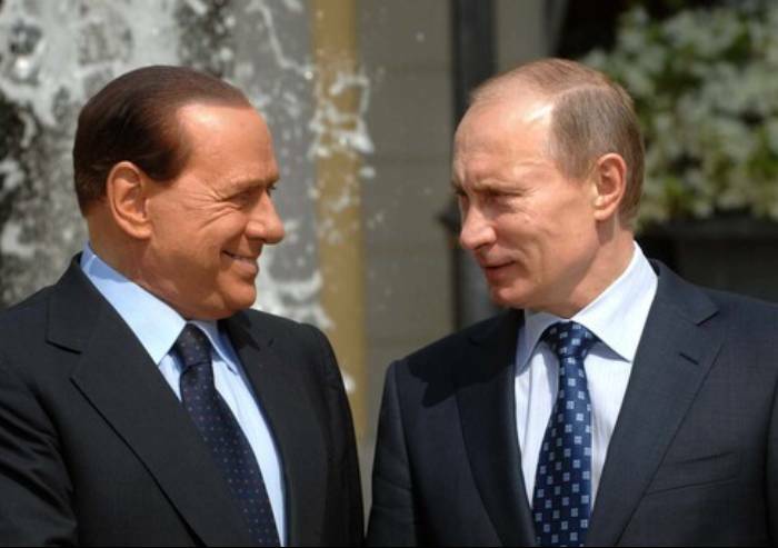 Putin rende omaggio a Berlusconi: in piedi e in silenzio a San Pietroburgo