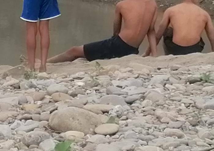 Ragazzi fanno il bagno in una centrale elettrica sul Panaro: recuperati e allontanati