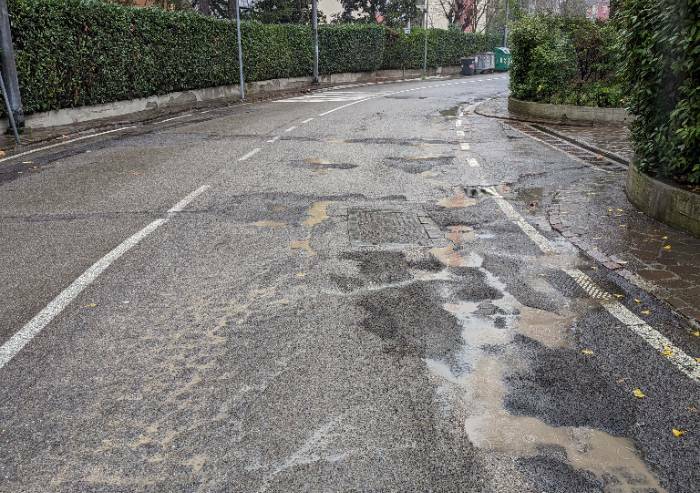 Modena, via dello Zodiaco: ecco come è ridotta la strada. Segnalazioni inutili