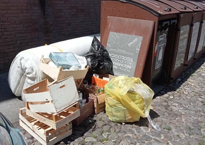 Modena, domenica di turismo tra i rifiuti