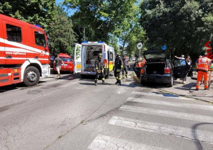 Incidente tra due auto, una travolge un anziano in bicicletta, ferito alle braccia