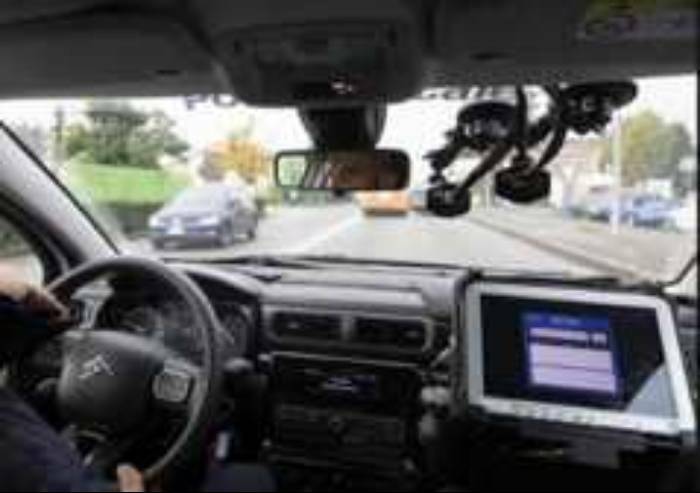 Alla guida del ciclomotore senza patente e assicurazione: multa da 2500 euro