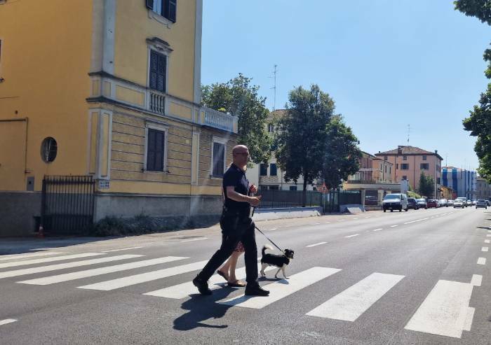 Modena, anziana smarrita: accompagnata a casa dalla polizia locale
