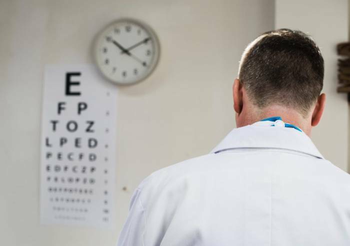 Modena, visita oculistica a un 83enne: liste piene sine die