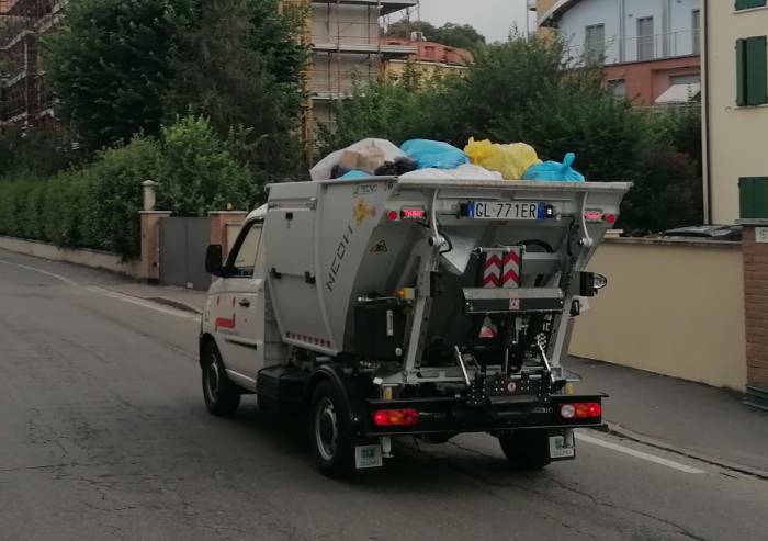 Caos rifiuti, colori di sacchi variopinti sul camion: è differenziata?