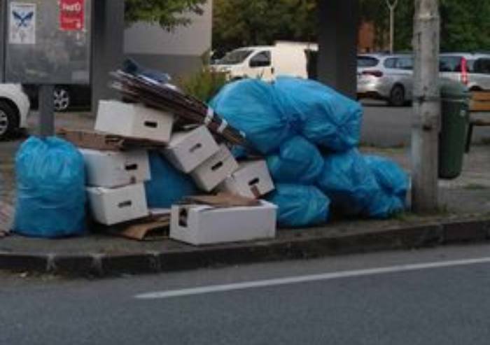 Modena, rifiuti alla Sacca: squallore infinito