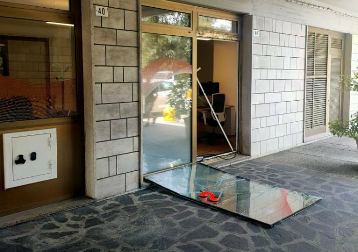 Modena, colpo in banca: sfondata vetrata Unicredit di via Corassori