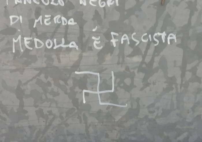 Medolla, svastiche e scritte inneggianti il fascismo: condanna Anpi