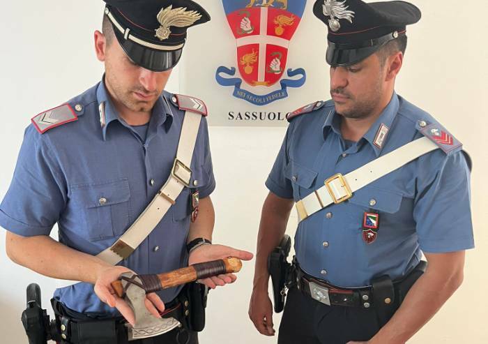 Sassuolo, lite in strada: 33enne con un'ascia alla cintura